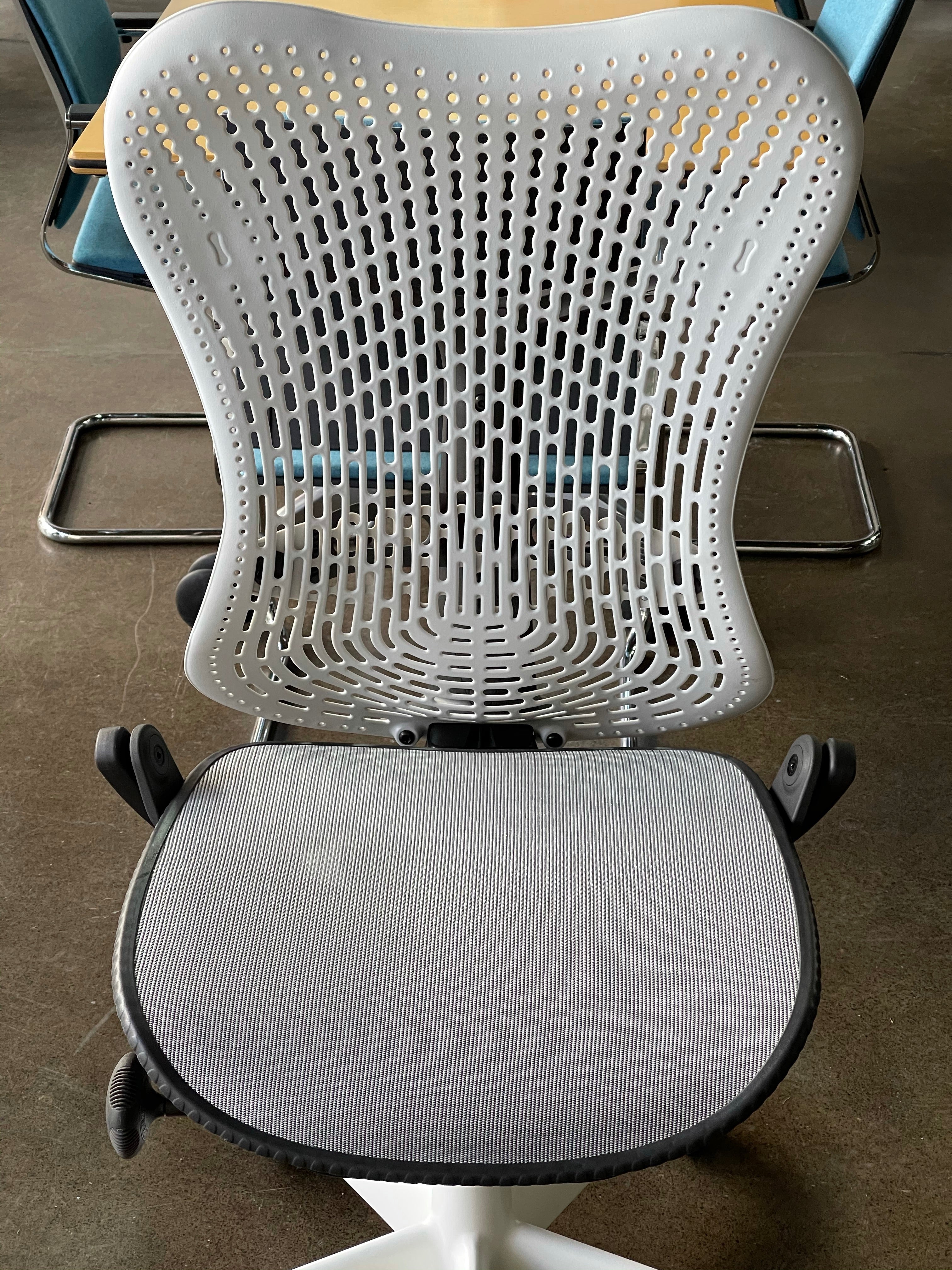 Herman miller 2025 mirra chair refurbished